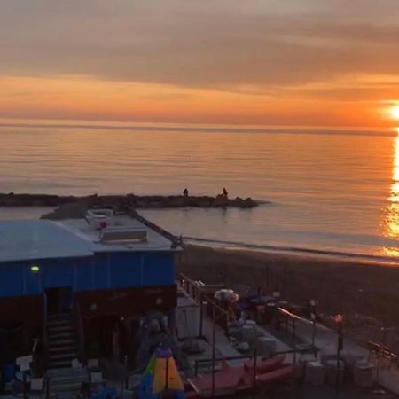 Roma Meraviglioso Attico Sul Mare Ладисполи Екстериор снимка
